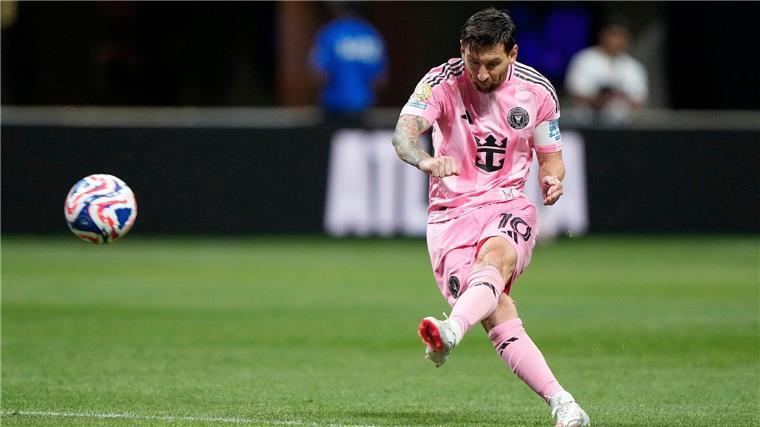 Messi zirkelt den Ball ins Tor So erzielte Lionel Messi das entscheidende Tor.