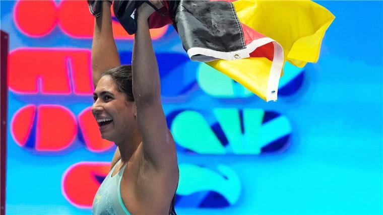 So feiert Anna Elendt ihren WM-Titel über 100 Meter Brustschwimmen.