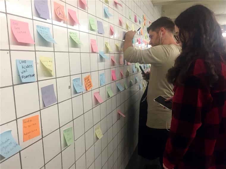 New Yorker nutzen "U-Bahn-Therapie" gegen Trump-Frust So funktioniert die "U-Bahn-Therapie": Passanten beschriften in der U-Bahnstation 14th Street Klebezettel und nutzen die gekachelte Wand, um Dampf nach dem Wahlsieg von Donald Trump abzulassen.