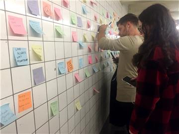 So funktioniert die "U-Bahn-Therapie": Passanten beschriften in der U-Bahnstation 14th Street Klebezettel und nutzen die gekachelte Wand, um Dampf nach dem Wahlsieg von Donald Trump abzulassen.