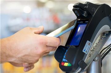So geht kontaktloses Bezahlen mit dem Handy: Einfach das Gerät an das Terminal halten - fertig. Eine Geldkarte wird nicht mehr benötigt. Sie ist digital im Smartphone.