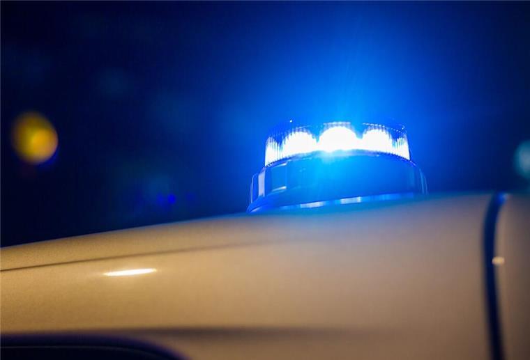 Party, Böller, Alkohol: Das ist die Silvesterbilanz aus dem Kreis Cuxhaven Ein Blaulicht leuchtet auf dem Dach eines Polizeifahrzeugs.