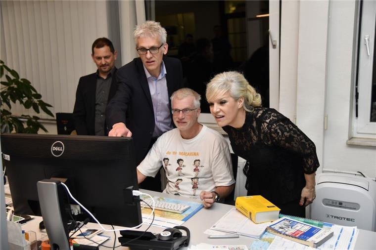 Heimspiel: Ina Müller zu Gast bei der Nordsee-Zeitung So geht Zeitung: Christian Klose, Christian Döscher, Torsten Melchers und Ina Müller (von links) schauen sich das Blatt von morgen an.