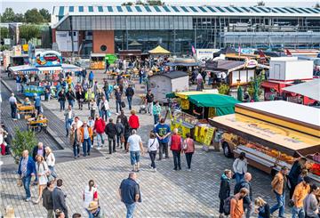 So ging es in Vor-Corona-Zeiten beim Bauernmarkt zu: Gedränge und gute Laune. Gegen Gute Laune haben die Veranstalter nichts, aber aus Sorge vor zu großem Andrang haben sie den für Sonntag, 13. Juni, geplanten Bauernmarkt abgesagt.