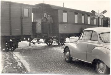 So ging es um 1950 nicht nur der Romanheldin: Mit der Butjenter Bahn fährt Frida Köhle morgens zur Arbeit nach Nordenham und spät am Abend wieder zurück..
