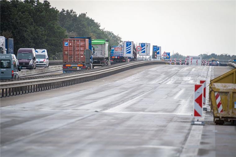 Bremerhaven: Bauarbeiter auf der A27 so gut wie fertig So gut wie fertig: Die A27 an der Baustelle Moorbrücke