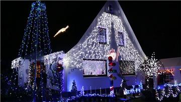 So hell erstrahlte das Weihnachtshaus am Langener Grenzweg in Bremerhaven noch im Jahr 2014.