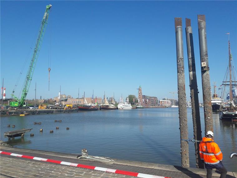 Bremerhaven: Eisenrohre im Neuen Hafen bekommen "Möwen-Schutz" So hoch sollen die wiederverwerteten Eisenrohe nicht im Neuen Hafen stehen bleiben: Sie werden abgeschnitten und gereinigt.