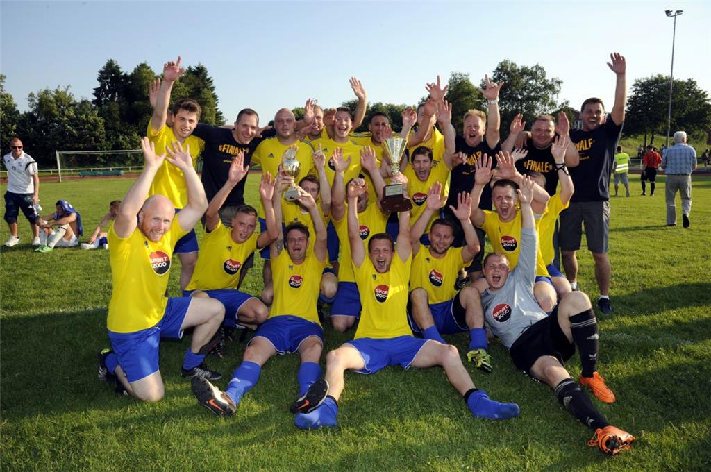 So jubelt der TuSpo Surheide II nach dem Sieg im NZ-Pokal. Foto Scheschonka