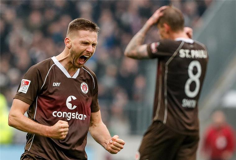 Dieser FC St. Pauli lässt sich nicht bremsen: Last-Minute-Sieg gegen Karlsruhe So jubelt man beim FC St. Pauli: Karol Mets feiert den Sieg.