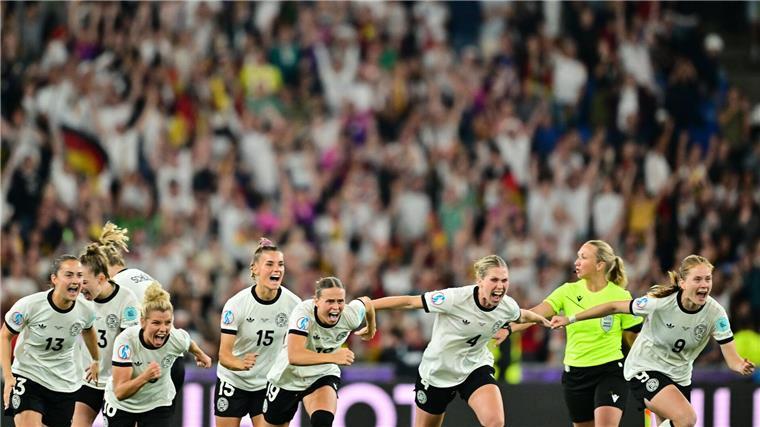 So jubelten die deutschen Fußballerinnen nach dem Einzug ins EM-Halbfinale und rannten sofort zu ihrer Torhüterin.