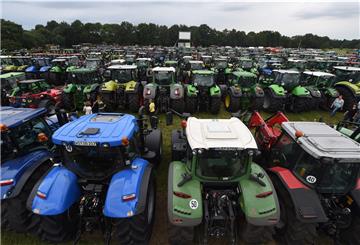 So kann es aussehen, wenn Landwirte mit ihren Schleppern zum Kinospaß fahren. Am 12. September gibt’s Treckerkino in Butjadingen. Foto: Jaspersen