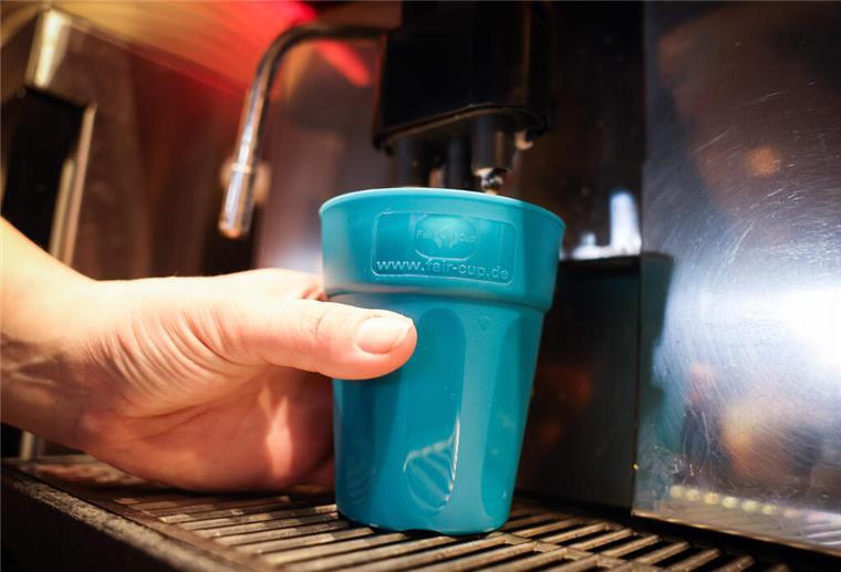 Mehrweg-Geschirr in der Gastronomie: Das sagt die Dehoga dazu Mehrweg-Becher unter Kaffee-Automat