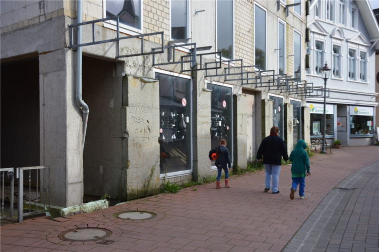 Aufatmen in Bad Bederkesa: "Schandfleck" in der Mattenburger Straße verschwindet So kennen Beerster und Besucher die Mattenburger Straße seit vielen Jahren: Nichts tut sich, der Rohbau verfällt.