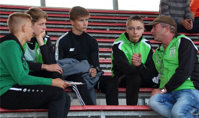 Abgang ihres Cheftrainers schockt Leichtathleten in Wehdel So kennen die Wehdeler Leichtathleten ihren Cheftrainer. Klaus Pahlow (rechts) bereitet TSV-Talente auf den Wettkampf vor. Damit ist jetzt aber Schluss. Pahlow hat sein Traineramt in Wehdel aufgegeben.