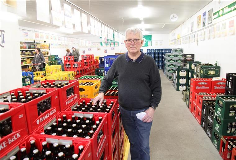 Nach 30 Jahren: Getränke Holst hört auf So kennen ihn die Kunden: Rolf Holst in seinem Getränkemarkt.