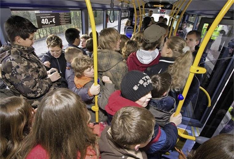 Schulbusse werden voll sein: Deshalb nur mit Maske So kennt man es: Morgens und mittags sind die Schulbusse oft sehr voll. Wenn in knapp zwei Wochen in Niedersachsen wieder die Schule beginnt, müssen alle Schülerinnen und Schüler in den Schulbussen der Wesermarsch eine Maske tragen.