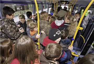 So kennt man es: Morgens und mittags sind die Schulbusse oft sehr voll. Wenn in knapp zwei Wochen in Niedersachsen wieder die Schule beginnt, müssen alle Schülerinnen und Schüler in den Schulbussen der Wesermarsch eine Maske tragen. 