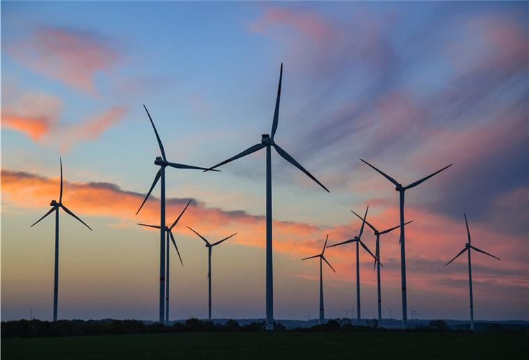 Windradgegner üben Kritik an Zeven Farbenprächtig leuchten Wolken am Morgenhimmel kurz vor Sonnenaufgang über einem Windpark
