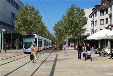 So könnte es aussehen: Jens Volkmann und seine Mitstreiter vom VCD wünschen sich, dass die neue Straßenbahn auch durch die Innenstadt fährt.