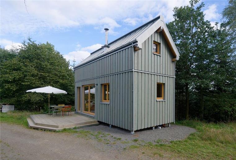 Erste Tiny Houses in Bremerhaven - Doch hier wird wohl niemand freiwillig einziehen Haus zwischen Bäumen.