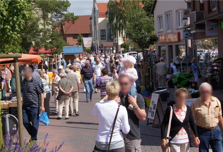 Verkaufsoffene Sonntage in Beers: Leere Straßen statt volle Hütte Viele Menschen laufen durch die Einkaufsstraße in Bad Bederkesa.