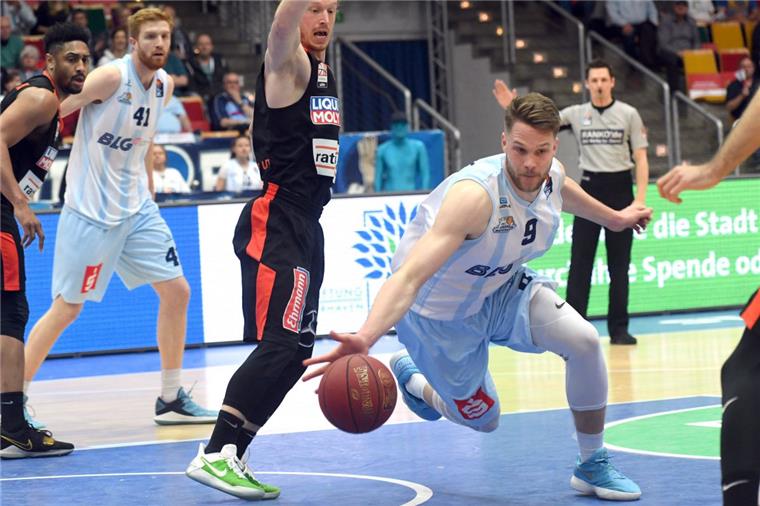 Bleck geht in seine vierte Saison bei den Eisbären Bremerhaven So lieben die Eisbären-Fans ihren "Fabi". Der Kämpfer Fabian Bleck gibt keinen Ball verloren.