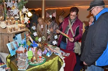 So manches Geschenk fanden die Besucher des Weihnachtsmarktes in Büttel bei den Hobbykünstlern auf dem Saal des Oldenburger Hofes. Foto: Schmonsees
