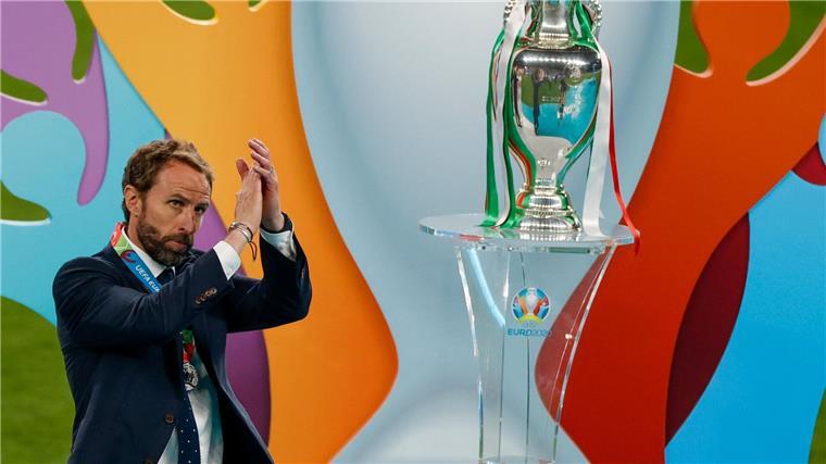 Abenteurer auf der Achterbahn: Southgate vor Happy End So nah dran - und doch kein Pokal: Southgate nach dem EM-Finale 2021.