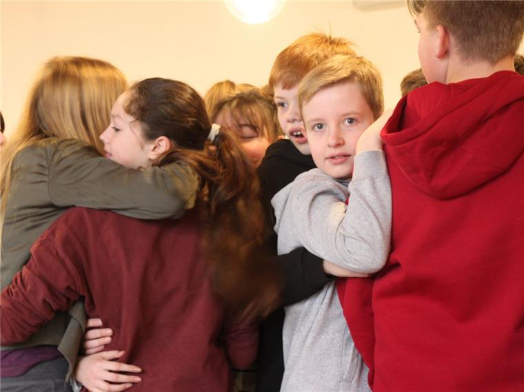 Sozialtraining in Tarmstedt: Schüler stärken auf Stühlen den Zusammenhalt So nah kommen sich elf- oder zwölfjährige Kinder nur selten. Doch beim Sozialtraining an der KGS Tarmstedt bauen Sechstklässler schnell alle Berührungsängste ab.