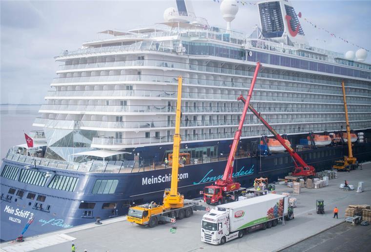 So kommt man als Nicht-Passagier ganz nah an die Kreuzfahrtschiffe in Bremerhaven So nah kommt man Kreuzlinern wie „Mein Schiff 3“ in Bremerhaven.