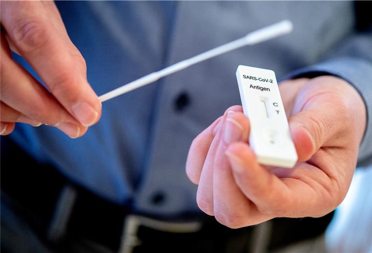 So oder ähnlich sehen die Corona-Schnelltests aus. Sie zeigen relativ schnell ein Ergebnis, doch der logistische Aufwand für die Pflegeheime ist groß.