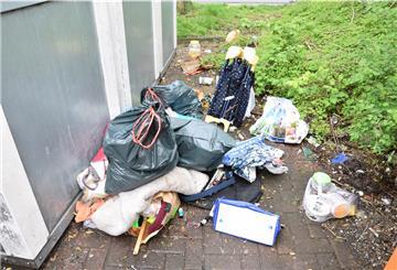 So oder ähnlich sieht es nach einer Woche an den Glascontainerplätrzen aus, ehe die Entsorgungsfirma "aufräumt".