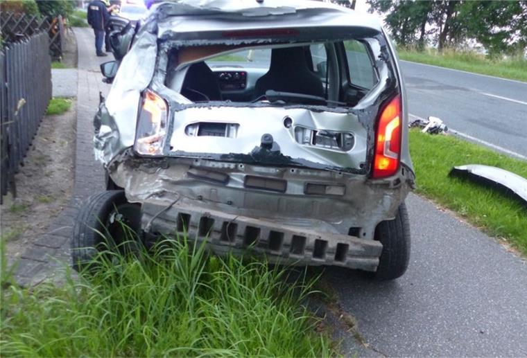 So sah das Heck des Kleinwagens nach dem Unfall aus. 