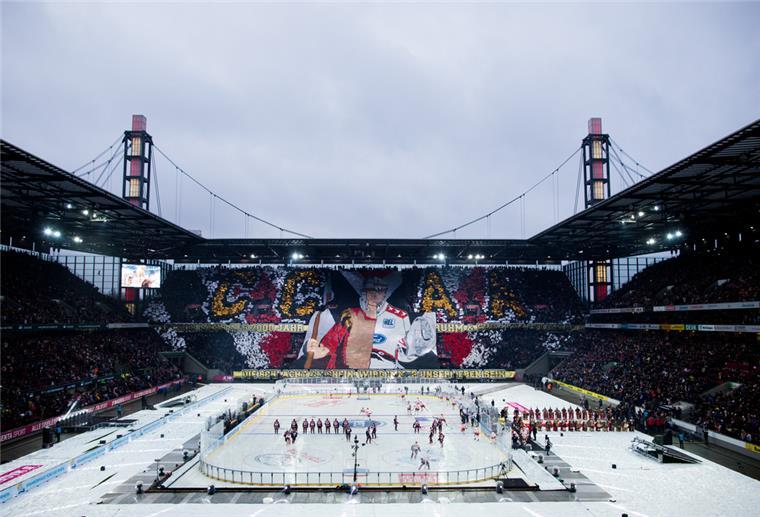 Per Sonderzug zum Freiluft-Spiel der Fischtown Pinguins in Köln Eishockeyfeld im Kölner Fußballstadion