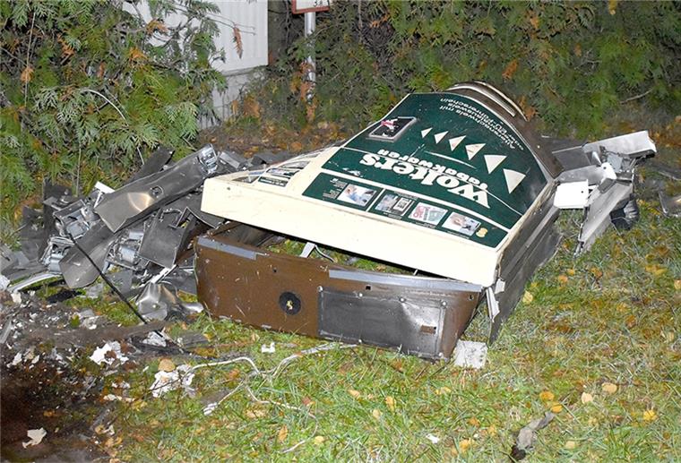 Bremerhaven: Unbekannte sprengen Zigarettenautomat Ein gesprengter Zigarettenautomat.