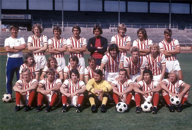 Werder-Trainer Piontek begeistert von Nordenhamer Fußballern So sah der Kader des SV Werder Bremen in der Saison 1973/1974 aus. Im Juni 1973 trat der von Josef Piontek (links) trainierte Bundesligist zu einem Freundschaftsspiel in Nordenham an.