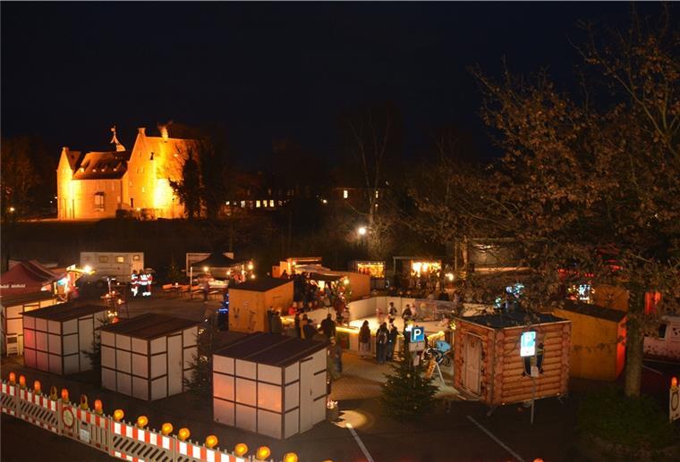 Weihnachtsmarkt an der Beerster Burg entfällt So sah der Weihnachtsmarkt in Beers 2019 aus: Eine bunte Budenstadt hinterm Rathaus wird es zumindest in diesem Jahr nicht geben.
