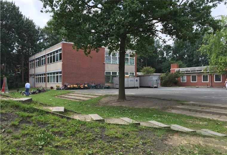 Grashüpfer-Grün für die Heidjer Kinder So sah die Heidjerschule am Mecklenburger Weg aus, als sie 2016 von der Stadt gekauft wurde. Bis dahin war es die sanierungsbedürftige katholische St.-Ansgar-Grundschule. Die Kirche gab das Gebäude auf, die Stadt griff für 500.000 euro zu und sanierte komplett innen und außen für insgesamt 3,9 Millionen euro aus Sondermitteln auch des Bundes. Die Stadt übernahm einen Eigenanteil von rund 320.000 Euro.