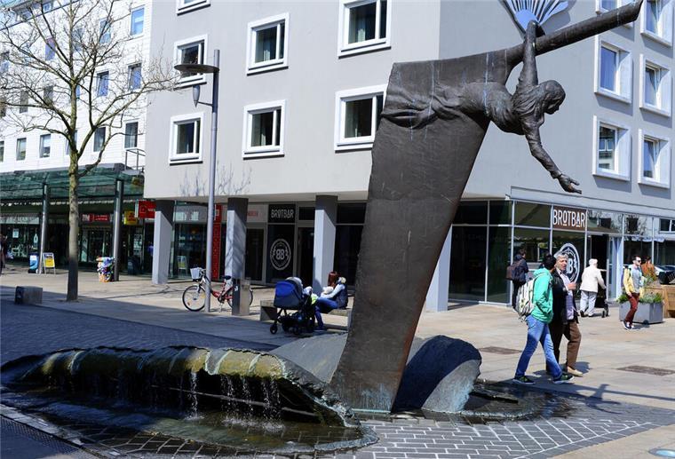 So sah die Skulptur „Bugwelle“ vorher aus - Vor einigen Wochen haben Diebe eine ca. 50 mal 30 Zentimeter große Bronzeplatte gestohlen.