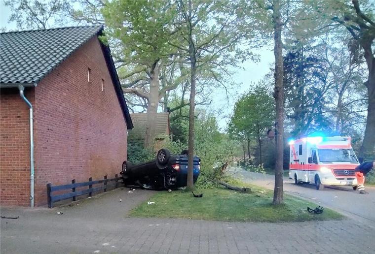 SUV überschlägt fährt gegen Baum in Rotenburg - Fahrer flüchtet So sah es an der Unfallstelle aus.