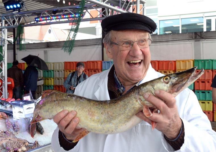 So sah es bei der Fischparty 2015 aus: Der frühere Fischhändler Heinz Leifheit zeigt den Besuchern einen Seehecht.