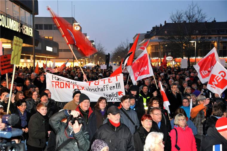Demonstration: "Schweigende Mehrheit" soll gegen Fremdenhass auf die Straße gehen So sah es im Februar 2015 vor der Großen Kirche aus, als dort rund 1500 Bremerhavener für mehr Toleranz und gegen Fremdenfeindlichkeit demonstrierten. Jetzt ruft ein breites Bündnis dazu auf, dieses Statement aus aktuellem Anlass am Sonntag zu bekräftigen. Foto Scheschonka