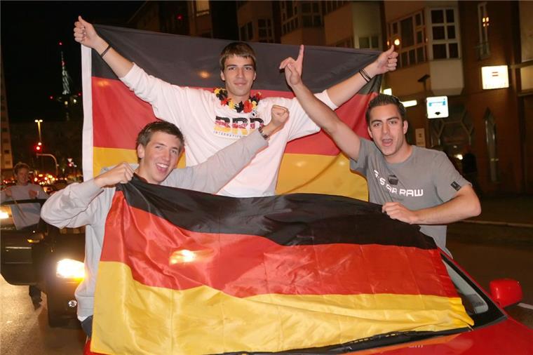 Autokorso: So gibt es keinen Ärger mit der Polizei Deutsche und portugiesische Fans feiern gemeinsam auf der Straße in Bremerhaven. Fahren sollte das Auto aber nicht, wenn alles mit Flaggen bedeckt ist.