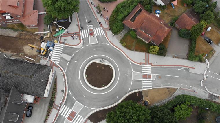 Ab heute: Autofahrer haben wieder freie Fahrt durch Heeslingen So sah es noch vor ein paar Monaten in Heeslingen aus. Nun ist die Großbaustelle aber Geschichte.