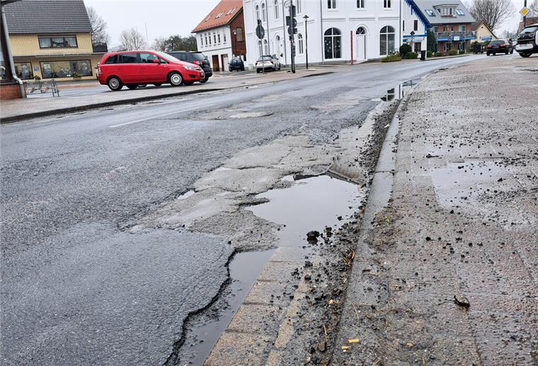 Katastrophale Zustände auf A27-Umleitung: So reagiert die zuständige Behörde Das Land ist für den Amtsdamm zuständig und hat wegen massiver Straßenschäden bereits vor der Umleitung eine Tempo-30-Zone eingerichtet.