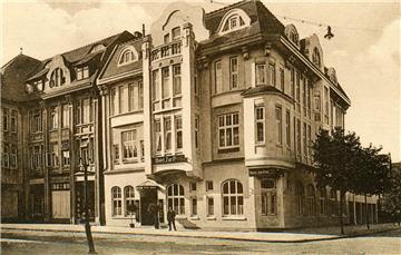 So sahen die beiden, rund 110 Jahre alten Gebäude in der Anfangszeit aus.