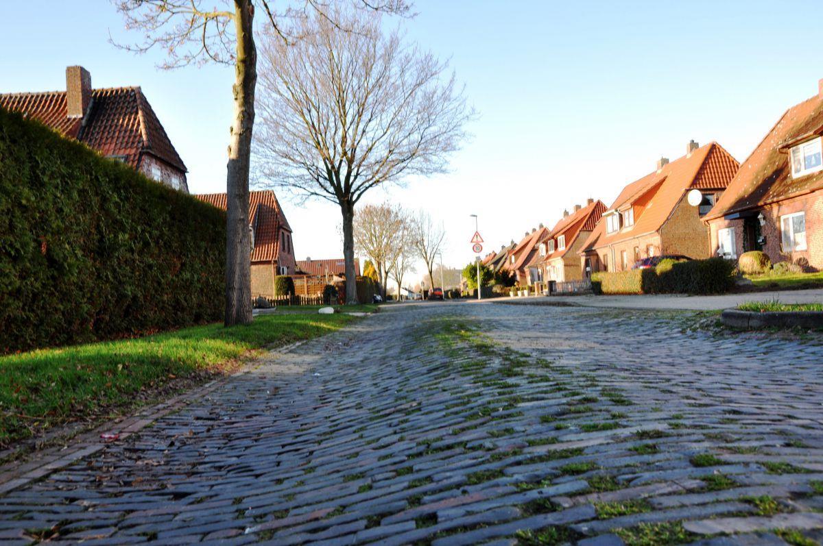 CDU will in Nordenham andere Finanzierung für Straßenausbau So schlimm sieht inzwischen die Fritz-Reuter-Straße in Nordenham aus. Die Anwohner haben sich gegen die Kostenbelastung durch die
Straßenausbaubeitragssatzung gewehrt. Die Stadt hat daraufhin auf die Sanierung der Straße verzichtet.