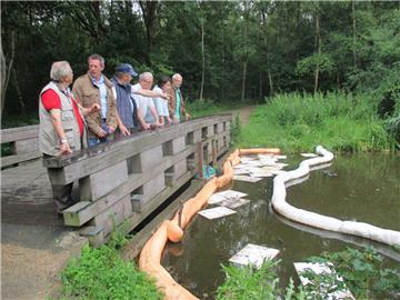So schlimm war's noch nie: Fassungslos stehen Leherheider und Mitarbeiter des Gartenbauamts vor den Ölschäden am und im Erikasee.