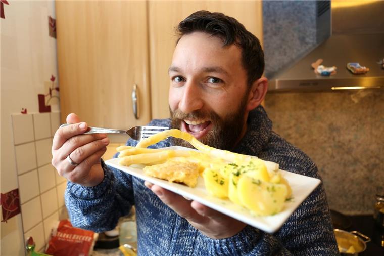 So kommt der Cuxland-Spargel vom Feld auf den Teller (in 13 Bildern) So schmeckt der Frühling: Angerichtet mit Petersilienkartoffeln, gebratenem Alaska-Seelachs und Sauce Hollandaise landet der Spargel vom Feld in Bokel auf dem Teller in der Schiffdorfer Küche.